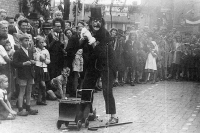 604782 Afbeelding Jo Wilbrink, verkleed als joker, tijdens een act met een baby die Adolf Hitler voorstelt, op het ...